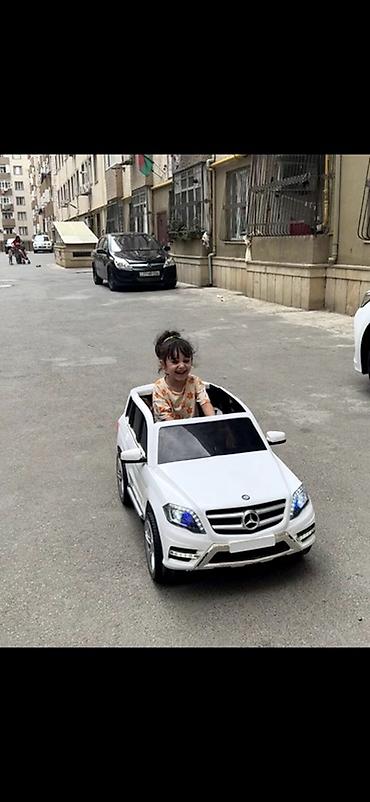 oyuncaq bmw: Uşaq üçün elektrikli miniatür avtomobil – Mercedes-Benz üslubunda, ağ — 1