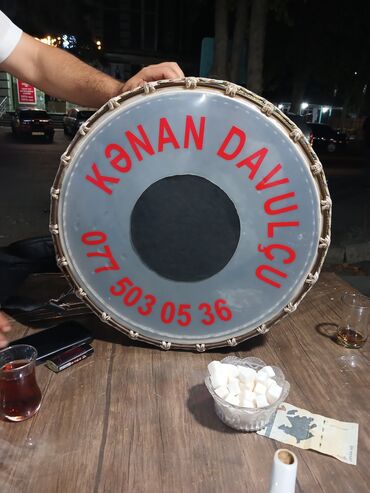 Səs avadanlığı: Orta ölçülü nağara, üzərində “Kənan Davulçu” yazısı və əlaqə nömrəsi