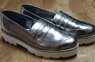 srebrna haljina kakve cipele: Mokasine, 37