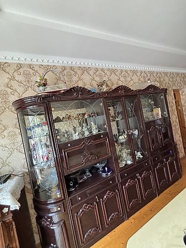 köhnə mebel satışı: Klassik üslubda böyük qonaq otağı “stinka” vitrin dəsti - Material — 1
