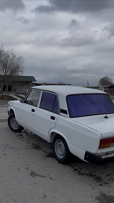VAZ (LADA): Model: VAZ 2107 (klassik “Jiquli” sedan) Kuzov: 4 qapılı, ağ rəng — 2