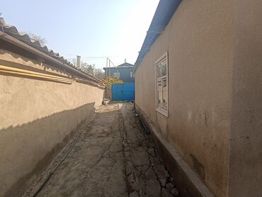продаю частный дом в бишкеке: Полдома, 50 м², 4 комнаты, Собственник