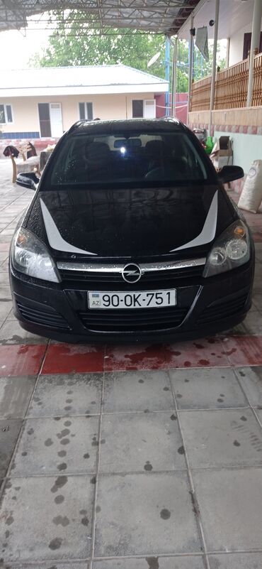 opel vita qiymeti: Qara rəngdə olan Opel Astra universal avtomobili. Avtomobilin ön