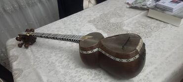 Tar: Ən aşağısı 100 ilin tarıdır. Tanınmış sənətkarın sədəfli tarı olub — 2