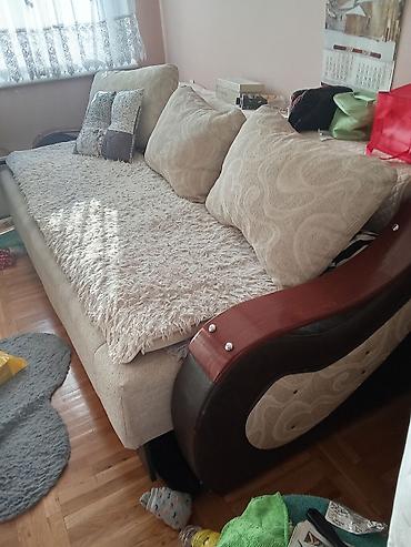Sofe i kaučevi: Trosed/sofa sa elegantnim talasastim naslonima i bočnim naslonima od — 1