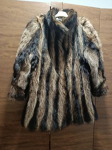 cipele 30: Bunda od krzna rakuna– smeđa sa tamnim prugama - Model: ženska bunda — 1