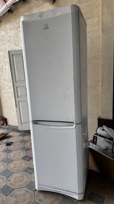Холодильник Indesit, Б/у, Двухкамерный, 200 *