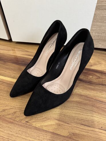 sivo odelo braon cipele: Pumps, 37