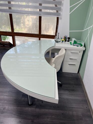 Ofis masasi, ideal veziyyetdedir. 3 eded qalib