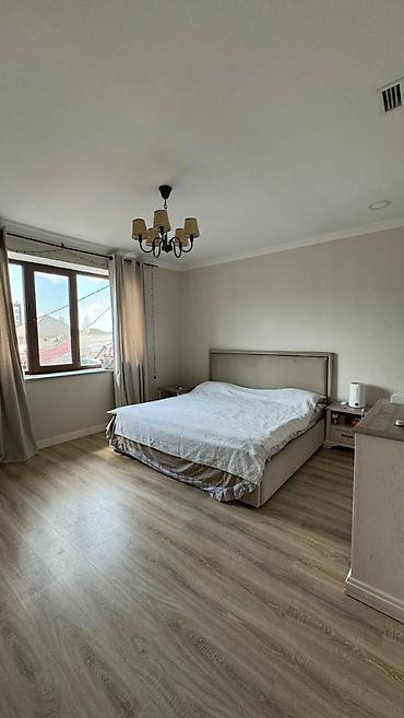 Продажа коттеджей и домов: Продается 2-х эт. дом + цокольный этаж Район Киргизия-1 Зем. участка - — 19