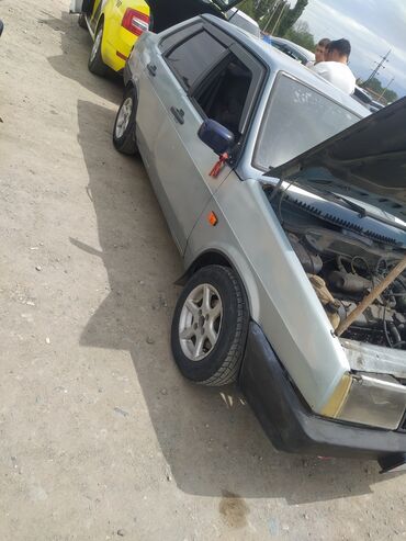 сканер для диагностики авто: Автомобиль ВАЗ, модель 2199, синий цвета. Под капотом расположен
