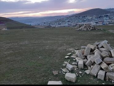 qobuda satilan evler: Qobuda 8 sot torpaq sahesi satılır .Su qaz işıq xettleri torpaq