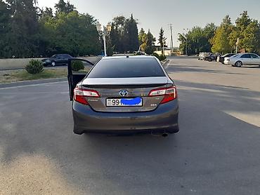 Toyota: Toyota Camry SE sedan - Korpus: sedan, qrafit/boz rəng - — 1