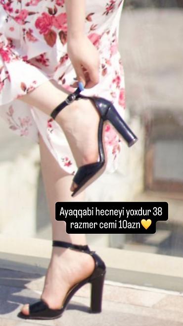 Basanoşka və səndəllər: Qadın üçün açıq burunlu, qalın hündürdaban sandal. - Rəng: qara, lak — 1