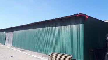 Заборы и ограждения: Односкатная ферма, с 80-го уголка, крытая, с двумя воротами 3 м на 3