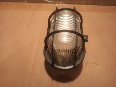 Rasveta: Tri zidne-plafonske lampe (tzv. brodske armature). Sve tri su — 7