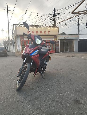 Транспорт: Yongfu skuter/moped - Kuzov rəngi: qırmızı-qara - Nömrə lövhəsi: “00 — 6