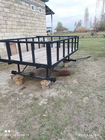 qosqu lapet satisi: Qara rəngdə, taxta döşəməli qoşqu. Kənd təsərrüfatı və ya bağ işləri