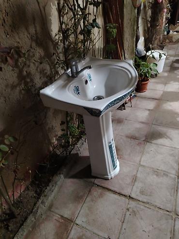 hamam ucun: Ayaqlı keramik əlüzyuyan satılır. Model ağ rəngdədir və üzərində mavi — 2