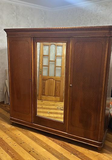 Klassik üslubda böyük üçqapılı paltar dolabı - Material: təbii ağac lalafo.az -da Klassik üslubda böyük üçqapılı paltar dolabı - Material: təbii ağac