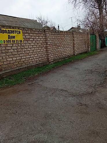 Продажа коттеджей и домов: Продаётся дом за капитальным кирпичным забором с зелёными воротами и — 1