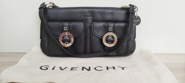 Μικρή μαύρη τσάντα Givenchy αυθεντική. Η εσωτερική ετικέτα είναι