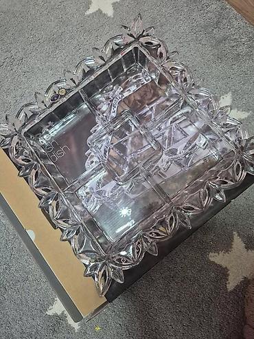 şüşə alışı: Şüşə bölməli servis qabı Karacadan alınıbkarobkadındadı. - — 1