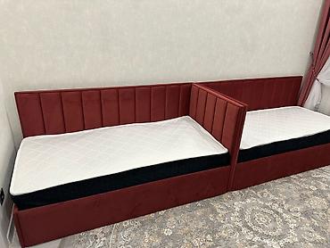 sofa: Двухместная модульная кровать-диван с мягким изголовьем и перегородкой — 1