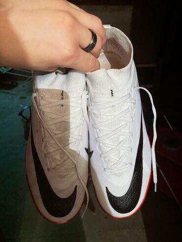 Кроссовки и спортивная обувь: Продаю футбольные бутсы, играл в них один раз, так что они в идеальном