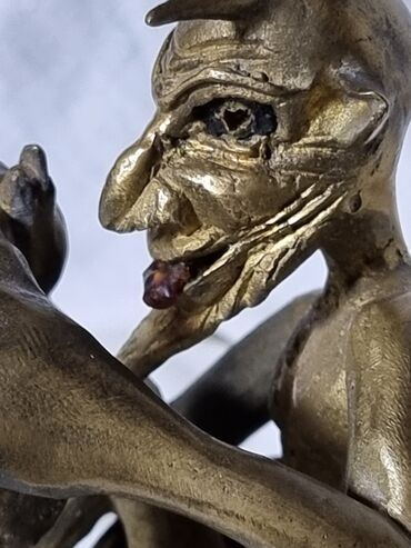 Антиквариат: Пепельница БРОНЗА . Антикварная. Раритет. Черт пьёт пиво. Привезли из — 11