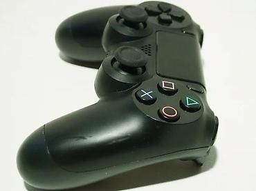 PS4 (Sony Playstation 4): U ponudi je Sony PlayStation 4.
Konzola je najnoviji SLIM model — 12