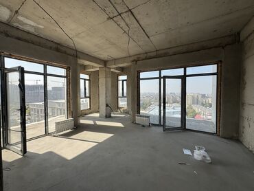 продаю участок центр: Просторное светлое помещение с панорамными окнами и видом на город. -