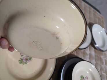 Kompleti posuđa: Cena za jedan a za vise dogovor Set emajliranih tanjira sa cvetnim — 4