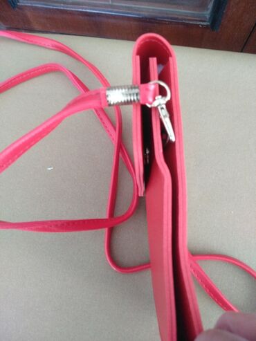сумка спорт: Ярко красного цвета маленькая сумочка через плечо,для телефона и