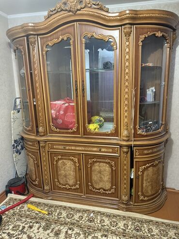 резная мебель: Классический массивный буфет–горка с витриной. - Материал: древесина