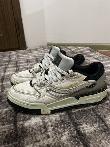 беговые красовки: Кроссовки Li-Ning низкие, бело‑серые с черными и зелеными акцентами