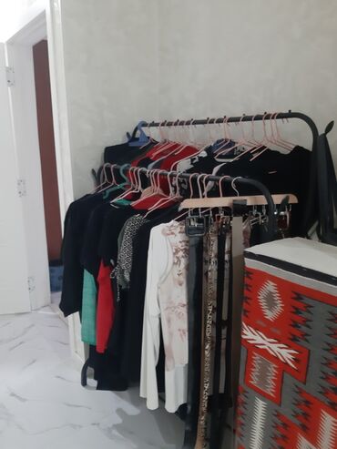 Другая женская одежда: Джинсовый комбинезон синего цвета с классическим дизайном. Модель — 3