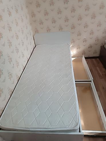 Односпальная кровать с матрасом и выдвижными ящиками для хранения