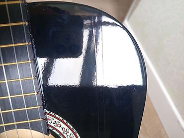 gitara sim: Klassik akustik gitara – 4/4 ölçü, qara parlaq korpusla. - Korpus — 6