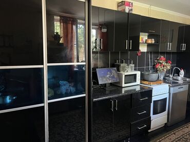 этажерка кухонная: Кухонный гарнитур, Шкаф, цвет - Черный, Б/у