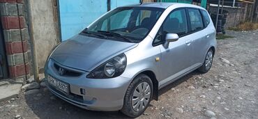 одисей хонда: Хэтчбек Honda Jazz серебристого цвета, представленный на изображениях