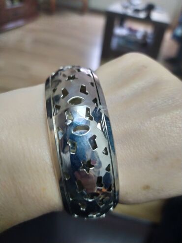 Narukvice: Prodajem dve masivne svečane narukvice,jedna debela okrugla - 1200 na lalafo.rs — 6 Narukvice: Prodajem dve masivne svečane narukvice,jedna debela okrugla - 1200 — 6