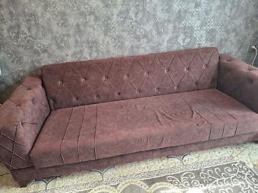 Divanlar: Qəhvəyi-bənövşəyi rəngdə, klassik dizayna malik geniş divan. - — 1