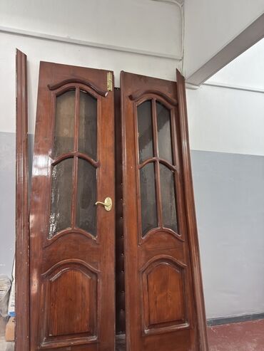 двери с двух сторон из бельгии: Межкомнатная дверь со стеклом, Дерево, Двустворчатая, цвет - Коричневый, 210 * x 110 см, Б/у