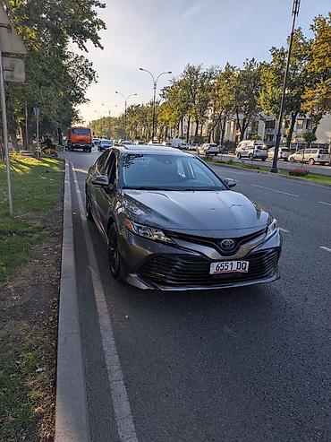 Toyota Camry: 2020 г., 2.5 л, Вариатор, Гибрид, Седан