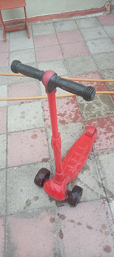 ov tir: Uşaq skuterı – 3 təkərli, qırmızı rəng. - Ön hissədə iki iri təkər — 1