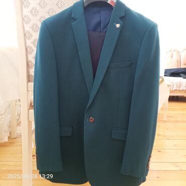 uzun pencekler: Tünd yaşıl rəngdə, 65% polyester və 35% viskoz tərkibli kişi blazeri