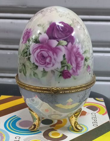 большая ваза: Яйцо фаберже!Большого размера, высота около 15 см.Целое,без сколов и