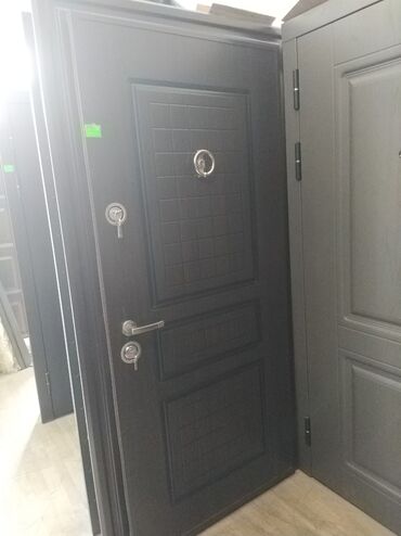 Qızdırıcı və isidicilər: Daxili və xarici istifadə üçün nəzərdə tutulmuş metal qapı. Bu qapı