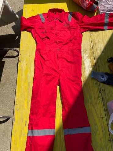 Botinkalar: Qara rəngdə uniseks təhlükəsizlik botları iş mühitində ayaqları — 16